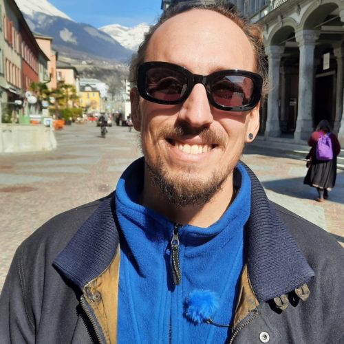 We have a match! The DEEP BLUE SEA windjammer perfectly fits this jacket worn by the speaker Yoann Provenzano for a TV show named CASH on RTS - Radio Télévision Suisse. Thanks Camille Bonard for using it! 🙌🏻